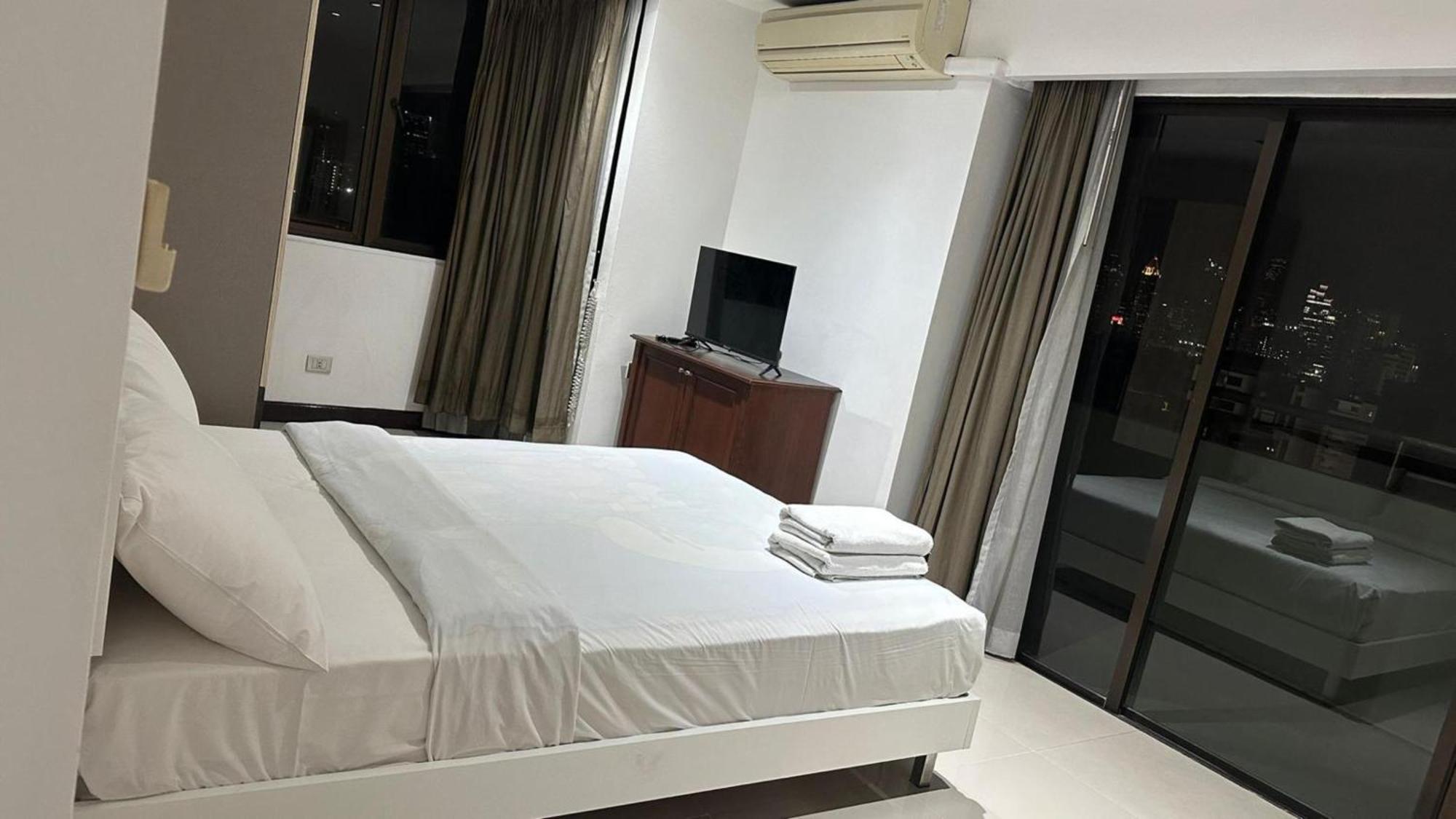 Affordable Serviced Apartments In Nana Omni Tower - Prime Sukhumvit Location Bangkok Exterior foto