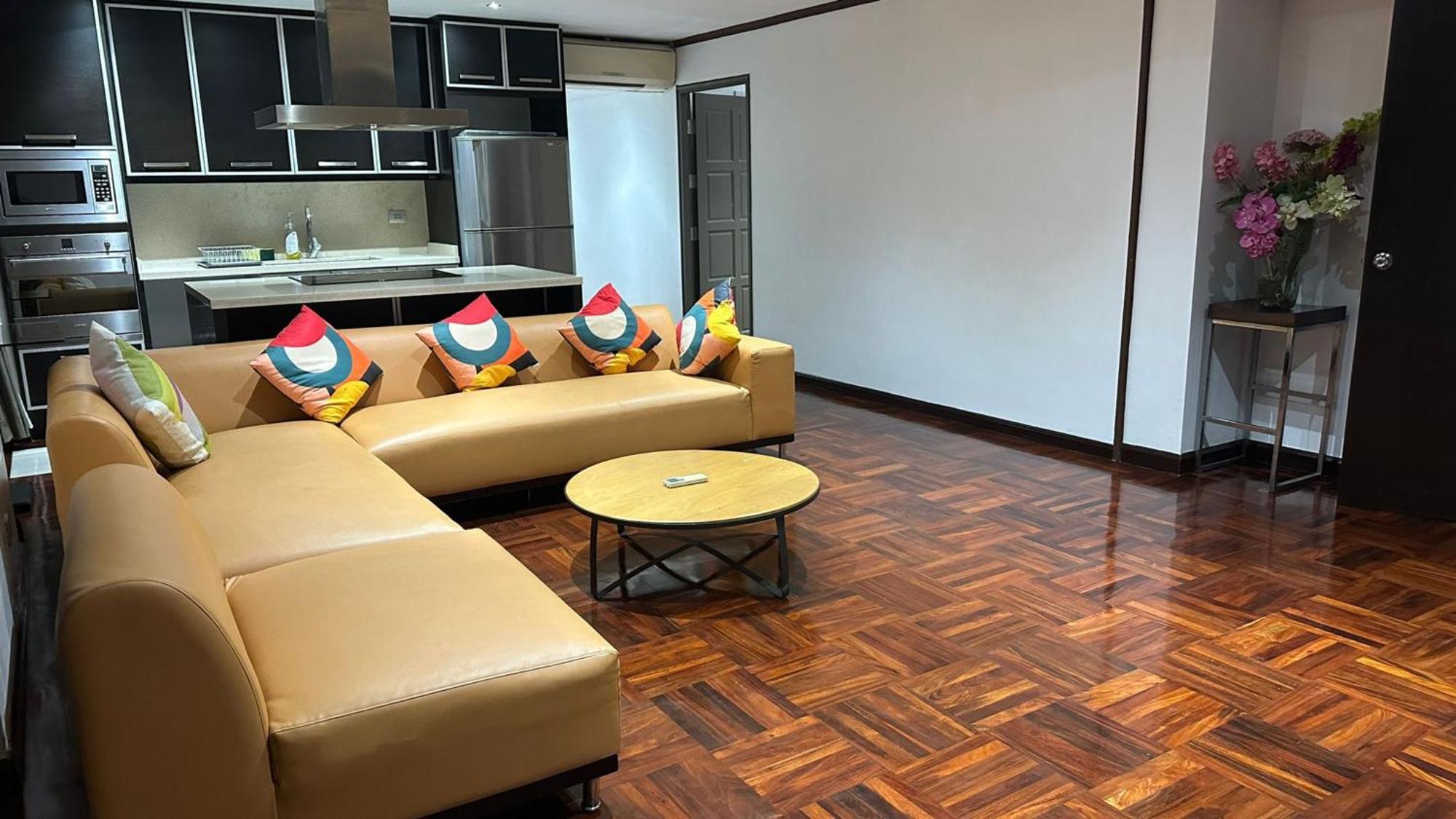 Affordable Serviced Apartments In Nana Omni Tower - Prime Sukhumvit Location Bangkok Exterior foto
