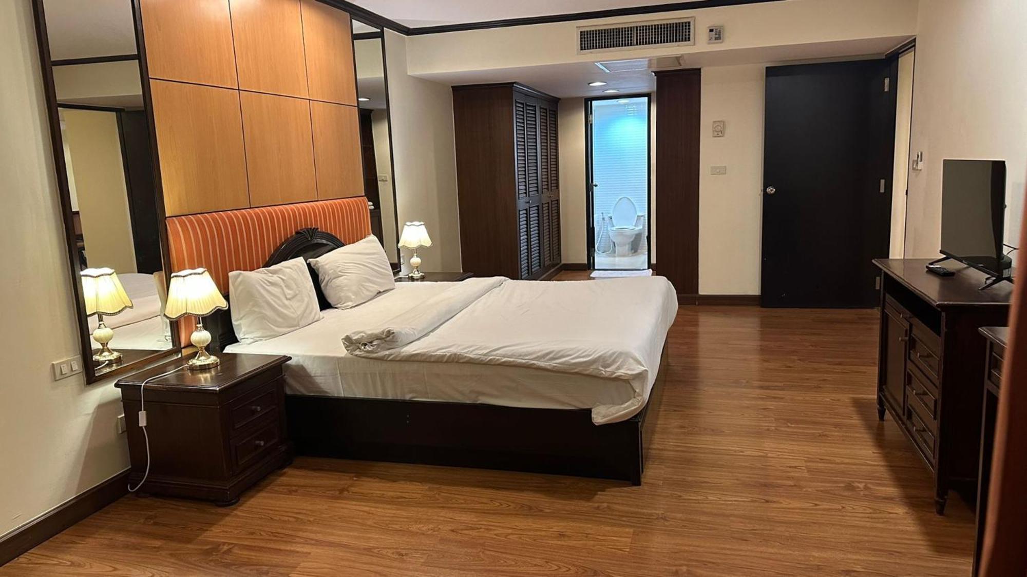 Affordable Serviced Apartments In Nana Omni Tower - Prime Sukhumvit Location Bangkok Exterior foto