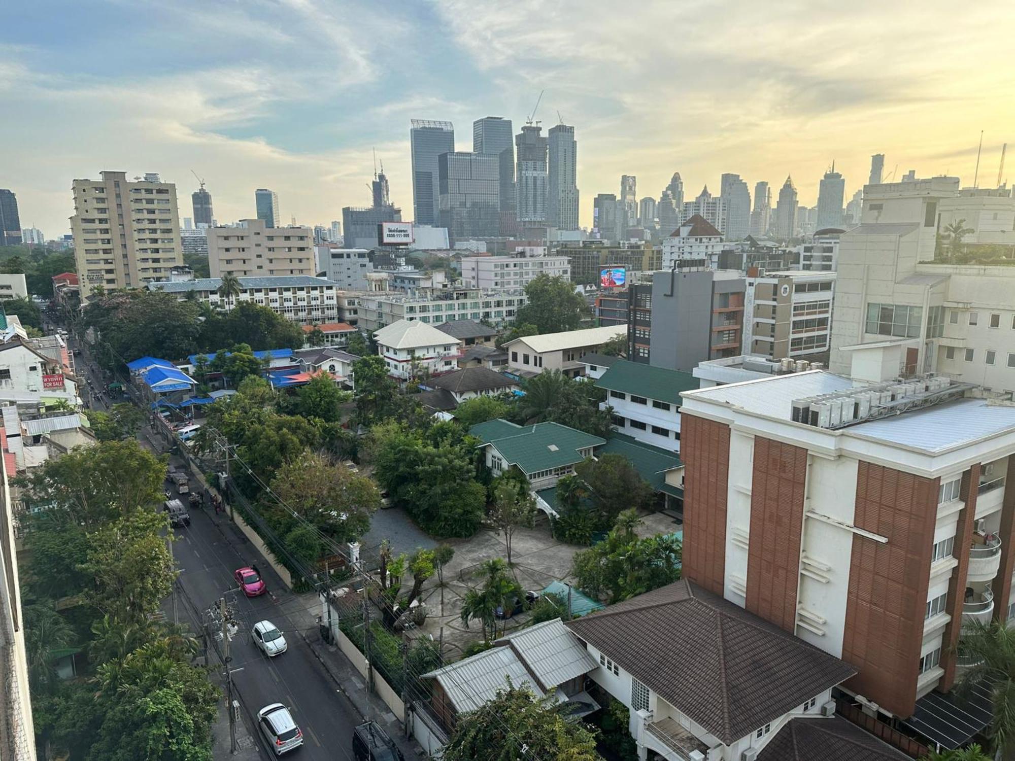 Affordable Serviced Apartments In Nana Omni Tower - Prime Sukhumvit Location Bangkok Exterior foto