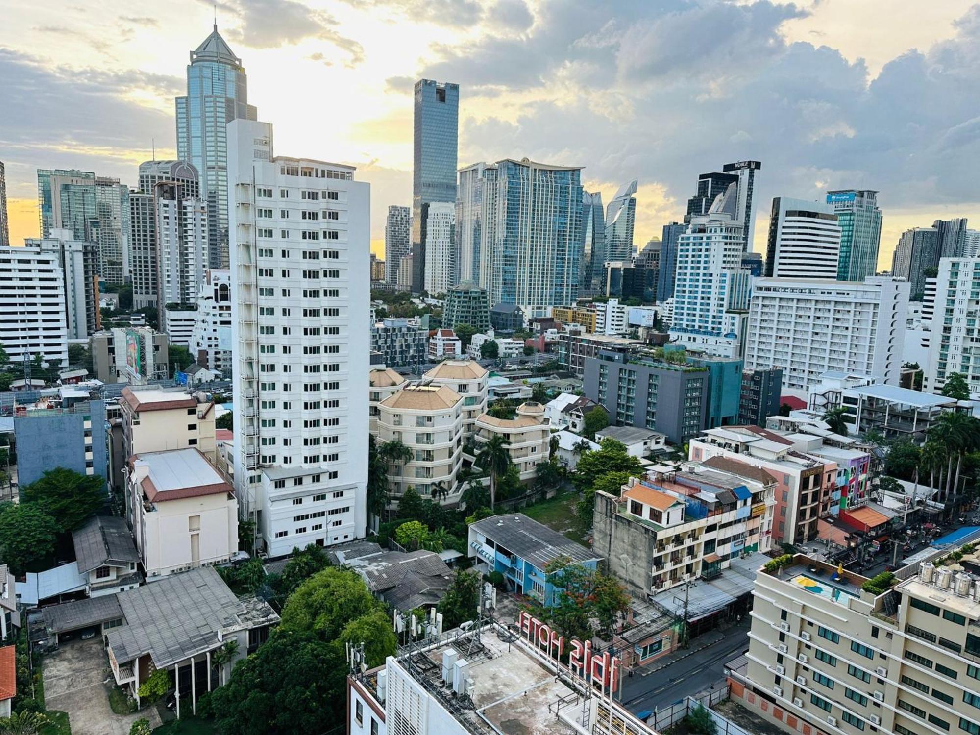 Affordable Serviced Apartments In Nana Omni Tower - Prime Sukhumvit Location Bangkok Exterior foto